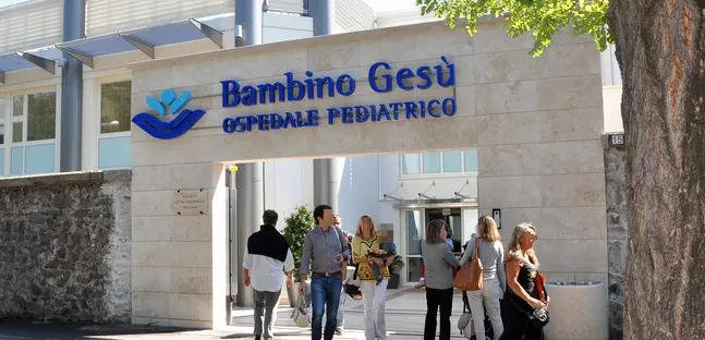 Roma: bambino di sei anni precipita dal secondo piano, versa in gravi condizioni