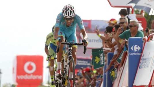 Vuelta, il giorno dell'Astana: a Landa la tappa, Aru 2º conquista la maglia rossa