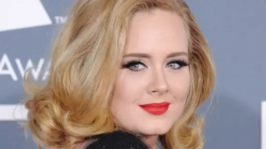 La "nuova" Adele: "Non fumo più e sono vegetariana, ho perso 30 chili". A novembre il nuovo album