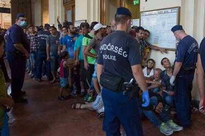 Immigrazione, caos a Budapest: polizia sgombera la piazza e chiude la stazione