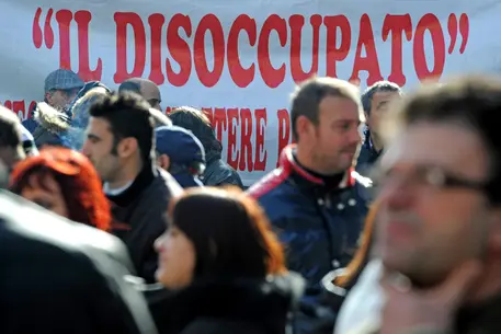 Disoccupazione in calo, a luglio scende al 12%. Creati 44mila posti di lavoro da giugno