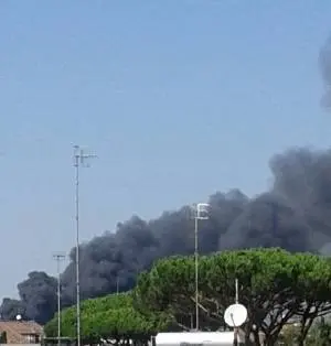 Giugliano, vasto incendio a Casacelle: in fiamme il deposito giudiziario. Feriti quattro pompieri