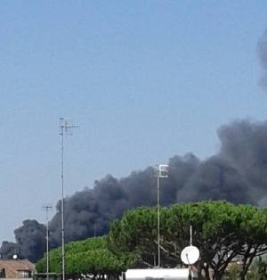 Giugliano, vasto incendio a Casacelle: in fiamme il deposito giudiziario. Feriti quattro pompieri