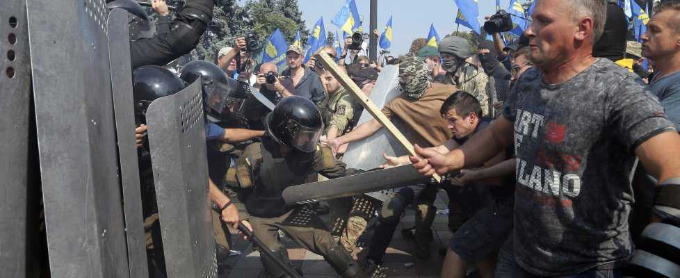 Ucraina, concessa autonomia a regioni filorusse. Nazionalisti assaltano Parlamento, muore un agente