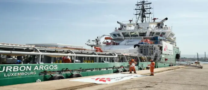 Migranti: nave con 757 a bordo a Vibo, rilevati casi scabbia