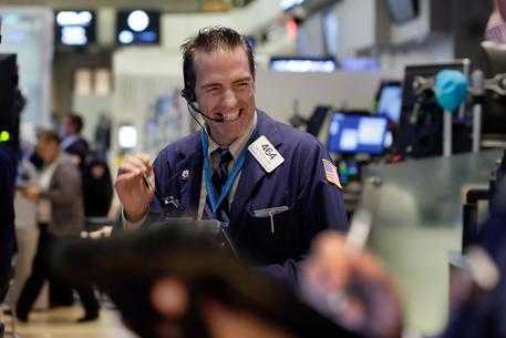 Borse, Wall Street trascinal'Asia, Shanghai vola a +5% dopo i crolli. Bene le europee