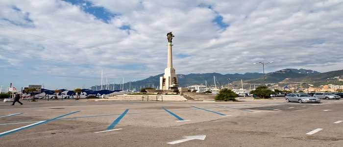 Salerno: 19enne molestata in pieno centro