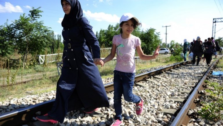 Migranti: disordini sul fronte balcano. Merkel  visita il centro di Heidenau. Allarme Onu