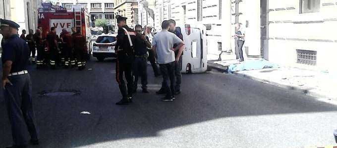 Roma, incidente in pieno centro: furgone travolge 5 persone, un morto e un ferito grave