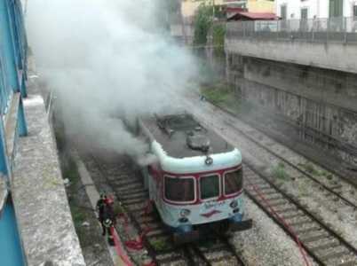 Napoli, in fiamme treno della Cumana: nessun ferito