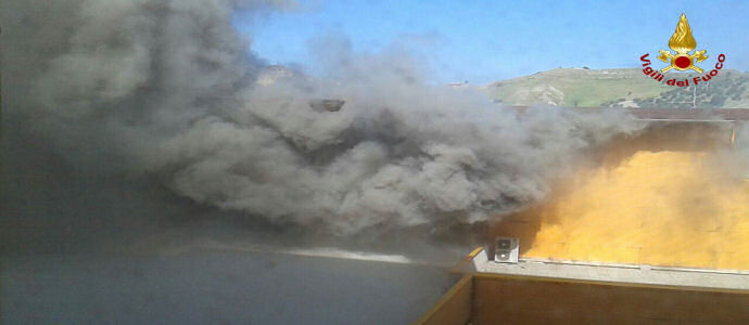 Vigili del Fuoco Incendi: Fiamme al policlinico di Catanzaro, nessun ferito [Foto]