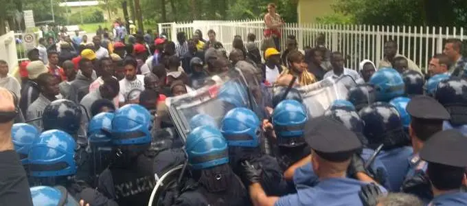 Milano, protesta dei migranti fuori centro accoglienza. Salvini: "Vogliono documenti?Tutti a casa"