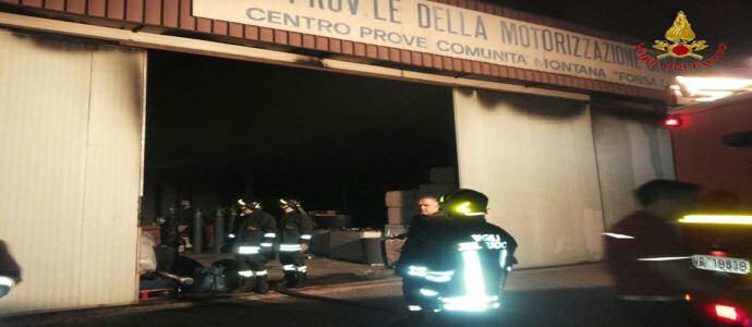 Incendio distrugge capannone a Cortale (Cz) [Foto]