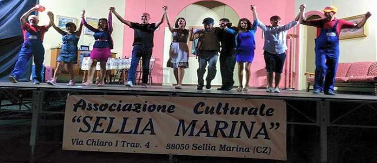 Sellia Marina (CZ), grande successo per la commedia teatrale "U mundu è na rota"