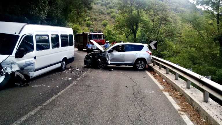 Terni: incidente tra un Suv e un minibus di turisti