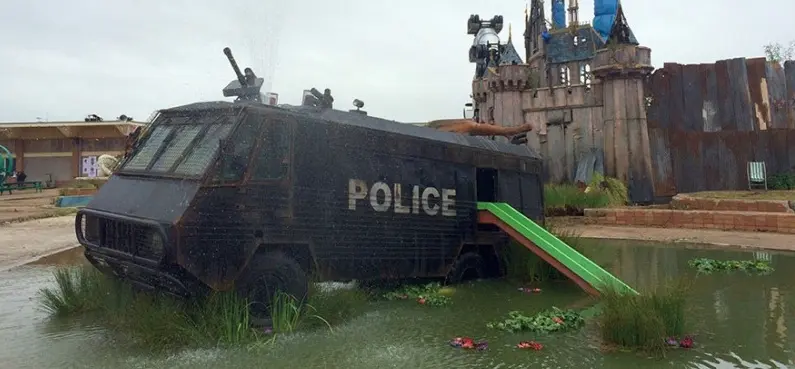 L'artista di strada Banksy stupisce ancora: Dismaland, tetro luna park di denuncia sociale