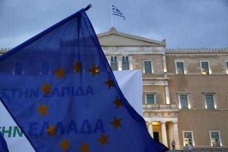 Atene tira il fiato, arrivano i primi 13 miliardi di aiuti dall'Europa. Ma la Borsa di Atene va giù