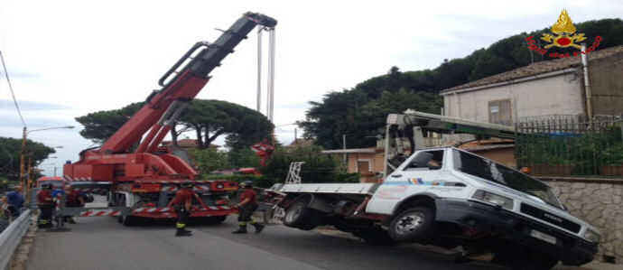 Vigili del Fuoco Catanzaro: incendio garage e intervento per mettere in sicurezza una piattaforma