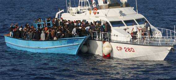 Immigrazione, salvati 350 migranti a largo della Calabria. Tra loro un morto
