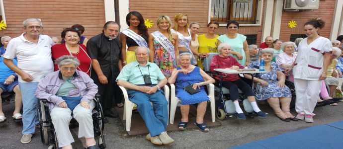 Novara: le miss tra gli anziani nel week-end di Ferragosto [Foto]
