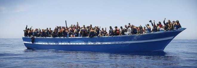 Tragedia nel Mediterraneo, almeno 40 morti asfissiati nella stiva di un barcone