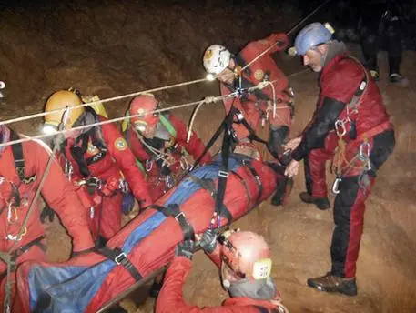 Nuoro, portato in salvo lo speleologo rimasto bloccato in una grotta