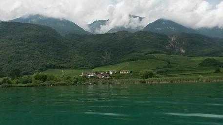 Tragedia in Alto Adige, bimbo di 2 anni e mezzo annega nel lago di Caldaro