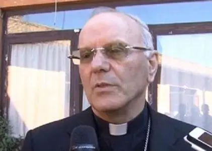 Migranti, mons. Galatino: "Politici piazzisti". Salvini: "Qualcuno fa politica a nome della Chiesa"