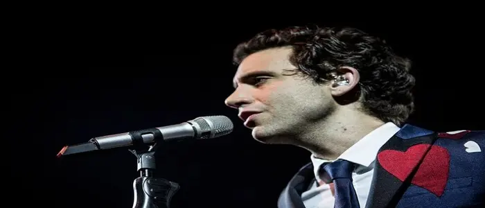 Scritta omofoba sul poster di Mika. La replica: "Non ho paura di chi mi discrimina"