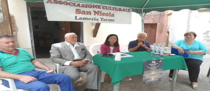 La commedia in vernacolo "A cummari i l'ugna" in scena sotto le stelle nel centro storico di Lamezia