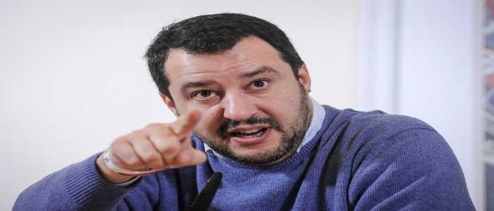 Matteo Salvini replica a Bergoglio: "Respingere clandestini è un crimine? No, un dovere"