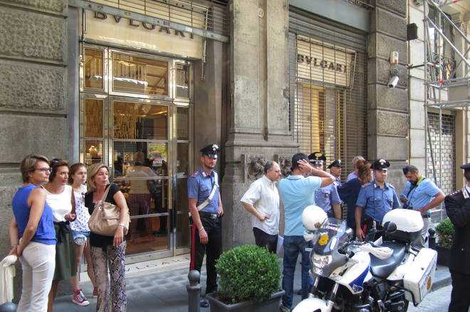 Colpo da 500 mila euro nella gioielleria "Bulgari" a Napoli, i ladri fuggono attraverso le fogne