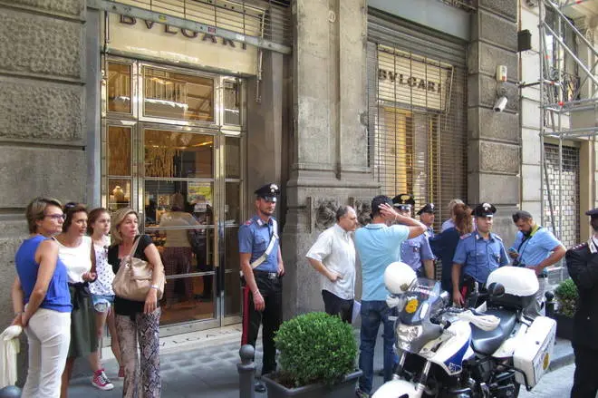 Colpo da 500 mila euro nella gioielleria "Bulgari" a Napoli, i ladri fuggono attraverso le fogne