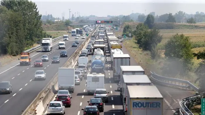 Austostrade, giornata da incubo. Riaperta A1 dopo incidenti tra Piacenza e Parma. Tragedia sulla A14