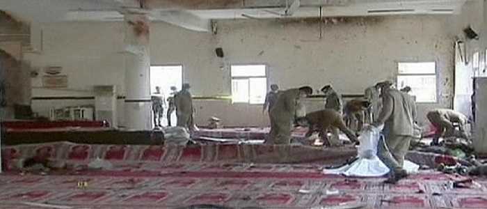 Arabia Saudita,attentato alla moschea:kamikaze si fa saltare in aria, 17 morti