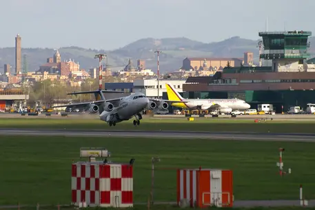 Bologna, si sente male in volo, bimbo di 11 anni muore appena arrivato in aeroporto