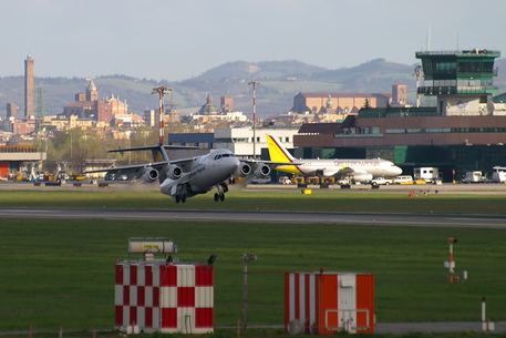 Bologna, si sente male in volo, bimbo di 11 anni muore appena arrivato in aeroporto