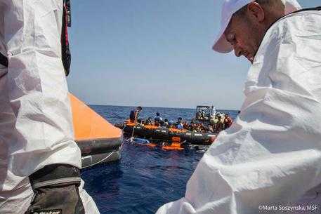 Si capovolge barcone al largo della Libia: 25 morti, 400 in salvo ma si temono molte vittime