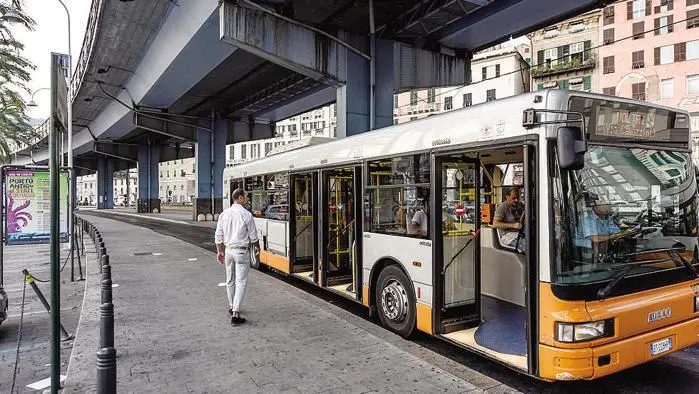 Genova, credono gay un 40enne e lo riducono in fin di vita