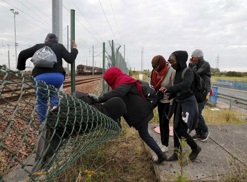 Migrante nascosto in una valigia muore soffocato. Calais sotto assedio, oltre 1700 assalti al tunnel
