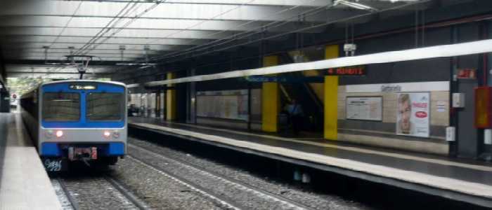 Metro B, passeggeri tentano di aggredire macchinista