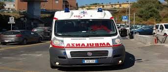 Aggredisce sanitari e reca danni all'ambulanza un uomo soccorso per strada