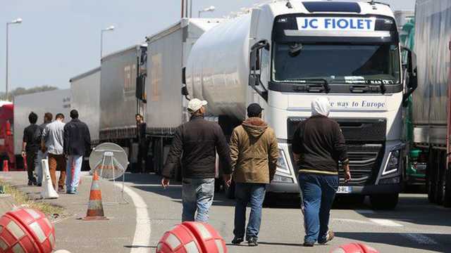 Calais: nuovo assalto di migranti all'Eurotunnel. Un morto