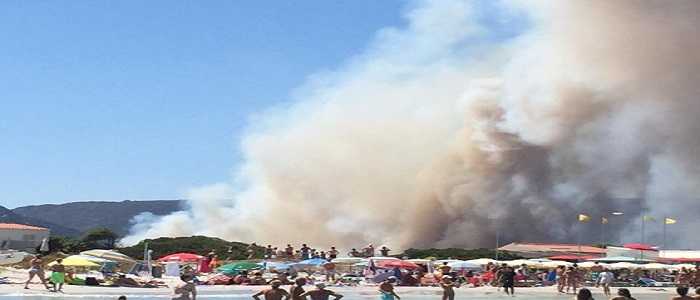 Olbia: vasto incendio, turisti in fuga