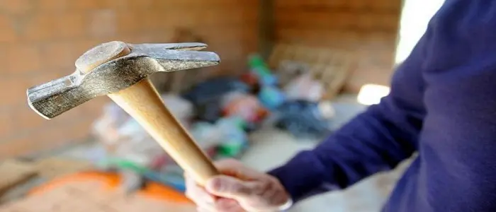 Napoli: 29enne prende a martellate la porta di casa della sua ex, arrestato