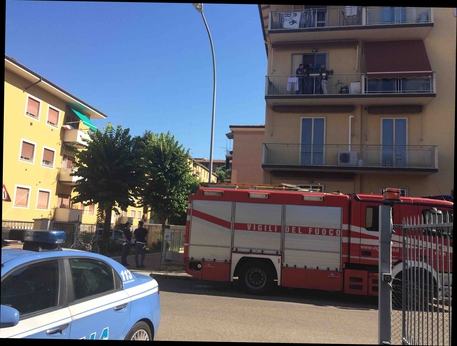 Uccide la madre a coltellate, poi tenta il suicidio