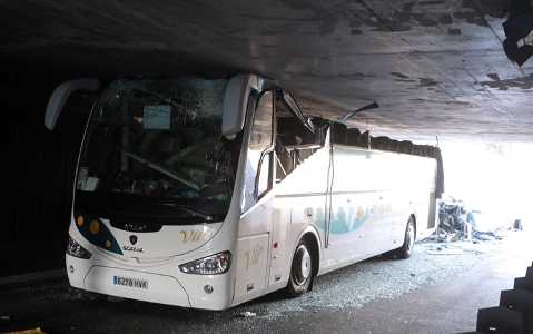 Francia, autobus troppo alto si incastra sotto un tunnel: 30 feriti