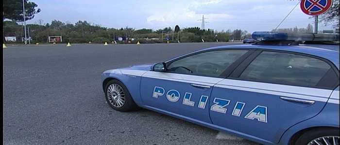 Non si fermano all'alt della polizia e gettano la cocaina dal finestrino dell'automobile: arrestati