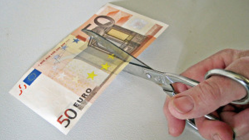 Confindustria promuove Renzi: "Giù tasse per rafforzare la crescita". Padoan d'accordo con Renzi