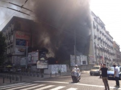 Napoli, rogo di rifiuti in zona Via Foria